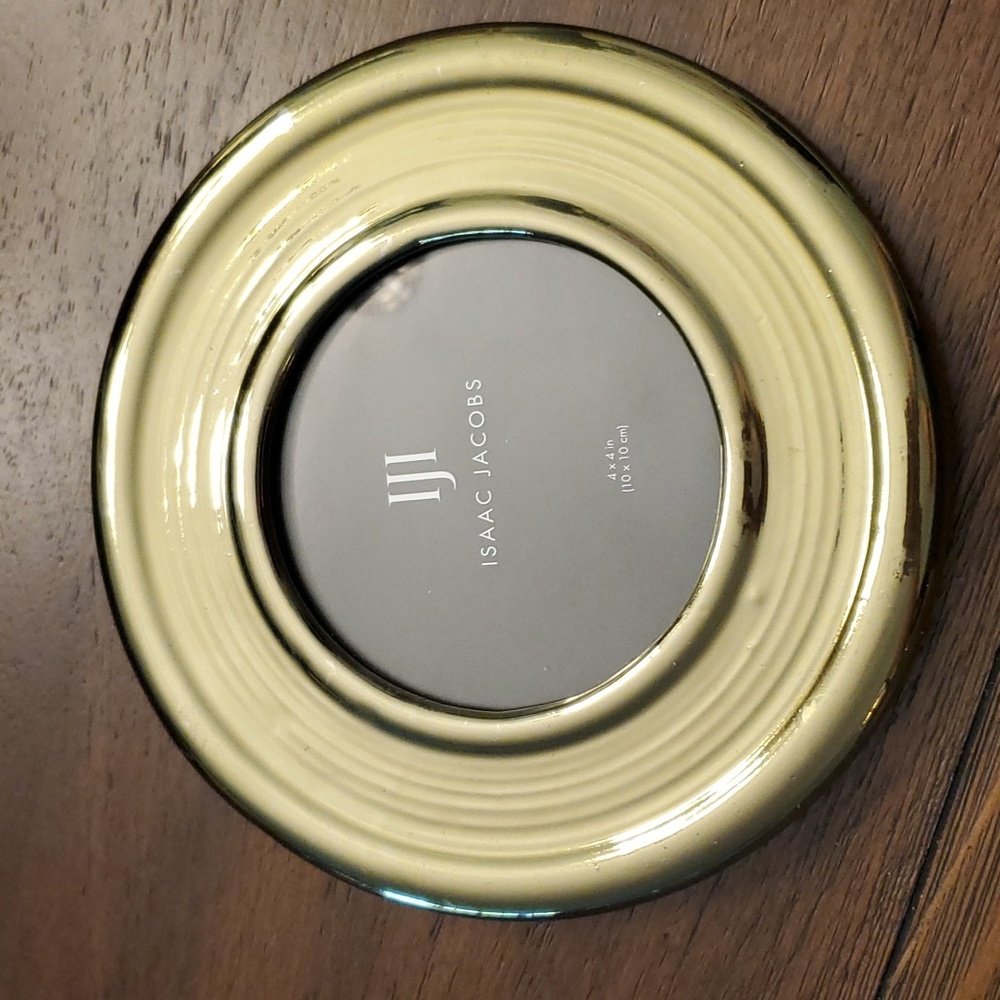 ISAAC JACOBS ROUND 4" X 4" ROUND GOLD PLATED FRAME.